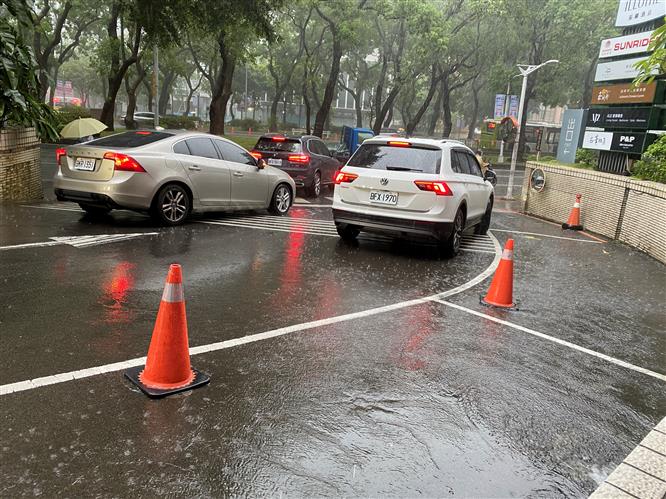 捍衛民眾權益！　警署加強取締計程車駕駛人載客故意遶道行駛或不讓乘客下車