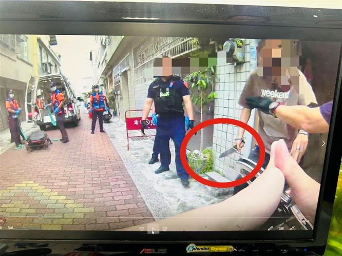 台南警險殉職！男持水果刀開門刺警肚 　「防彈背心」救一命