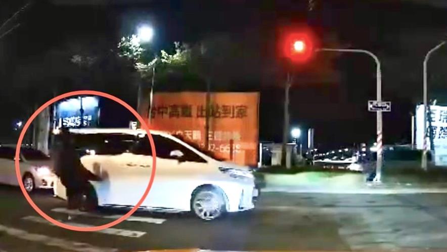 台南路人踹「阿法」被包起來　網驚：敢踢運兵車