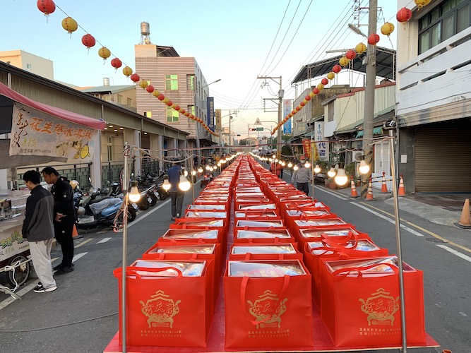 ▲配天宮辦逾4000桌媽福恩叩謝神恩。(圖／記者陳惲朋攝)